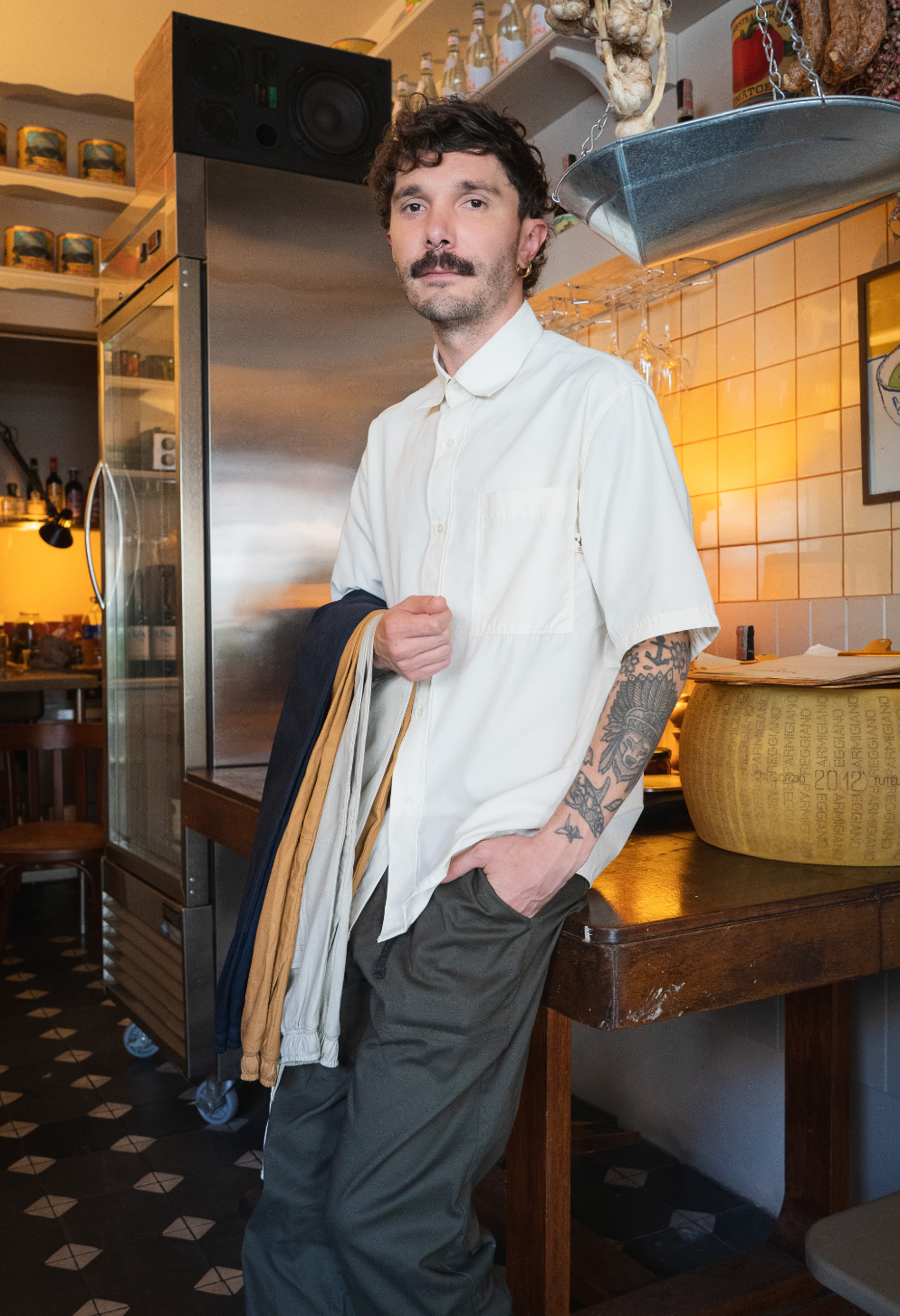 Camisa blanca y pantalón verde